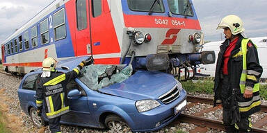 Auto von Zug erfasst und mitgeschleift