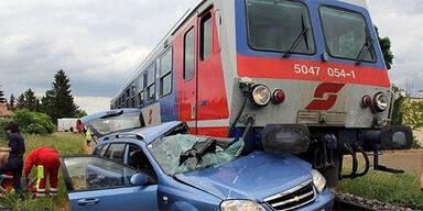 Auto von Zug erfasst und mitgeschleift