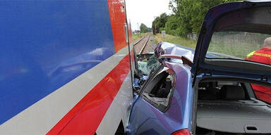 Auto von Zug erfasst und mitgeschleift