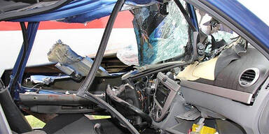 Auto von Zug erfasst und mitgeschleift