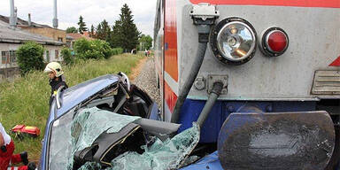 Auto von Zug erfasst und mitgeschleift