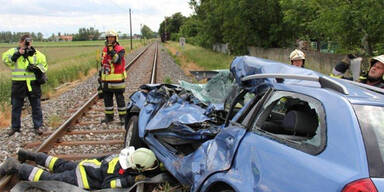 Auto von Zug erfasst und mitgeschleift