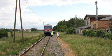 Auto von Zug erfasst und mitgeschleift