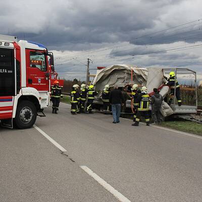 Planenanhänger wurde auf der B17 in Traiskirchen-Möllersdorf auf die Badener Bahn geschleudert