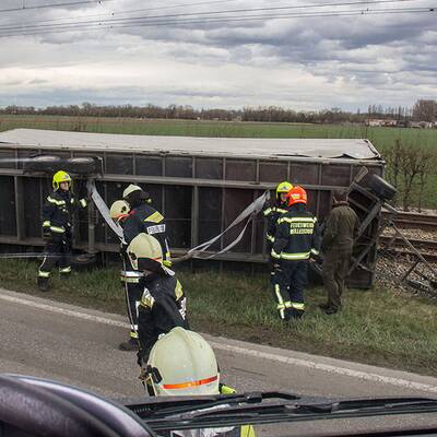 Planenanhänger wurde auf der B17 in Traiskirchen-Möllersdorf auf die Badener Bahn geschleudert