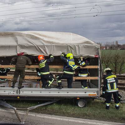 Planenanhänger wurde auf der B17 in Traiskirchen-Möllersdorf auf die Badener Bahn geschleudert