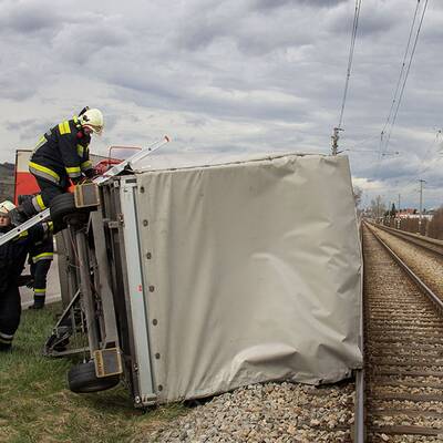 Planenanhänger wurde auf der B17 in Traiskirchen-Möllersdorf auf die Badener Bahn geschleudert