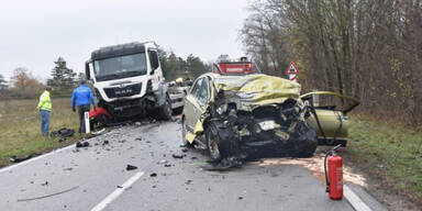 Pkw crasht frontal gegen Lkw: 49-J&auml;hriger tot