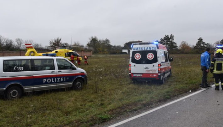 Pkw crasht frontal gegen Lkw: 49-Jähriger tot