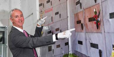 Grab neben Monroe und Hefner zu ersteigern