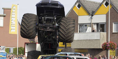 Monster-Truck raste ins Publikum