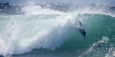 Monster-Wellen ziehen tausende Surfer an