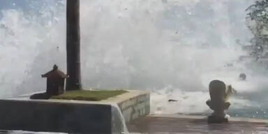 Monsterwellen in Urlaubsparadies: Zwei Tote