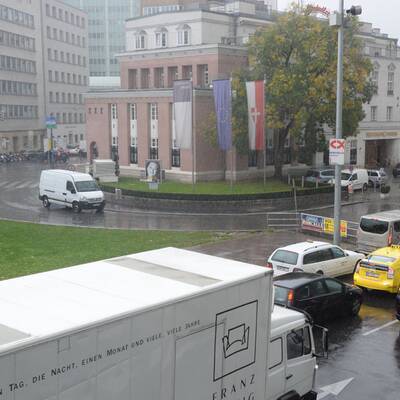 Am Karlsplatz regnet es in Strömen