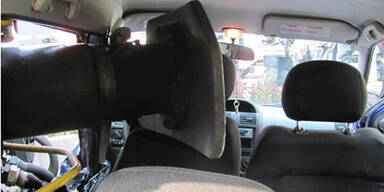 Crash: Zug schleift Auto 25 Meter mit 