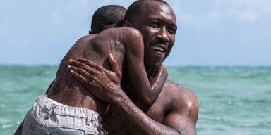 Juan (Mahershala Ali, Oscar®-nominiert als Bester Nebendarsteller) und Chiron/Little (Alex Hibbert)