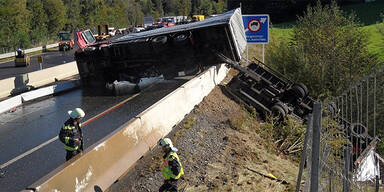 Südautobahn nach Lkw-Crash gesperrt 