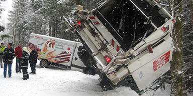Schnee: Müllwagen drohte abzustürzen 