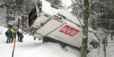 Schnee: Müllwagen drohte abzustürzen 