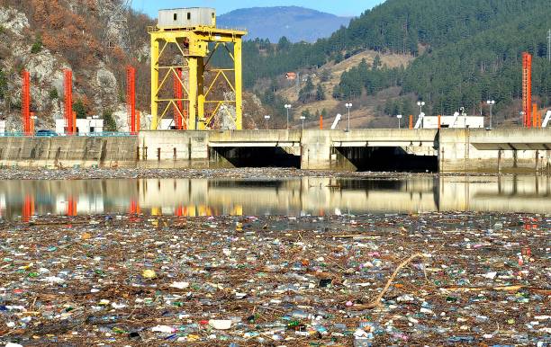 Dieser Horror-Fluss am Balkan ist komplett mit Müll übersäht