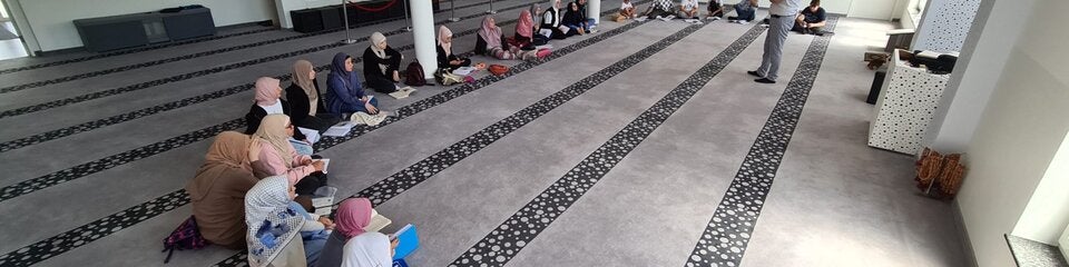 Frauen sind mit Kopftuch bekleidet.