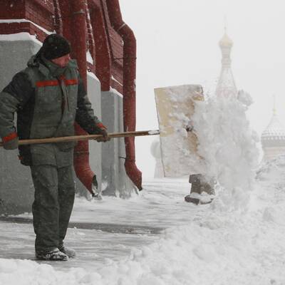 Schneesturm: Verkehrschaos in Moskau
