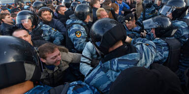 Mob will Mord rächen - hunderte Festnahmen