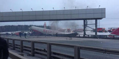 Flugzeug fängt bei Landung Feuer