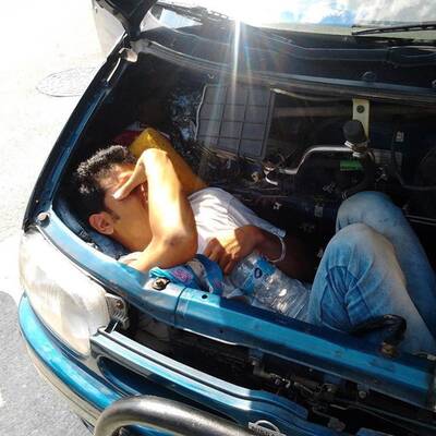 Afghane liegt 20 Stunden in Motorhaube