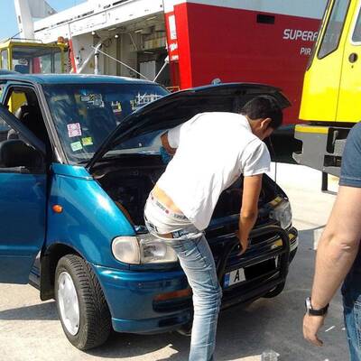 Afghane liegt 20 Stunden in Motorhaube