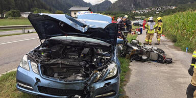 Pkw crasht in Motorradfahrer - Biker tot