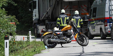 Biker streifte Lkw und st&uuml;rzte &uuml;ber B&ouml;schung - tot