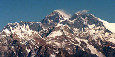 Touristenflugzeug in Nepal abgestürzt