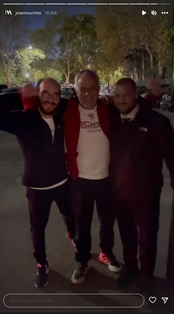 Mourinho jubelt im Minivan vor dem Stadion