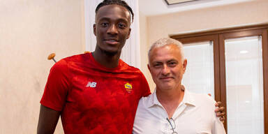 Tammy Abraham und Jos&eacute; Mourinho