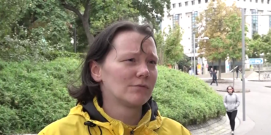 Passantin bei Umfrage
