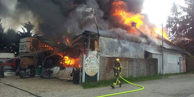 Großbrand in Entsorgungsbetrieb 
