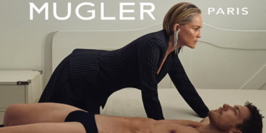 Mugler-Kampagne sorgt für Aufsehen: Sharon Stone posiert zwischen halbnacktem Mann