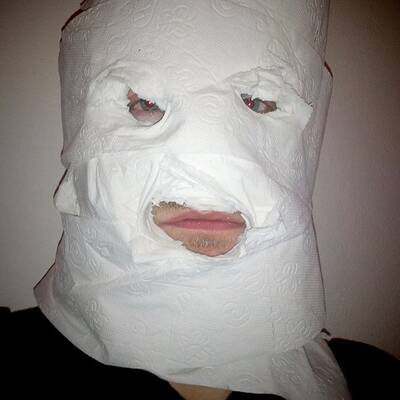 Hunderte Vermummte zeigen sich auf Twitter und Facebook