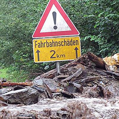 Die Feuerwehren sind im Dauereinsatz, um die Häuser von den Schlammmassen zu befreien
