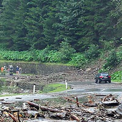 Die Feuerwehren sind im Dauereinsatz, um die Häuser von den Schlammmassen zu befreien