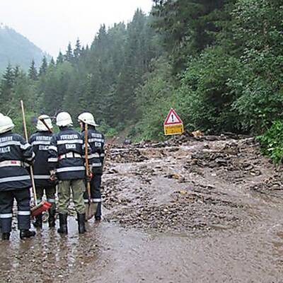 Die Feuerwehren sind im Dauereinsatz, um die Häuser von den Schlammmassen zu befreien