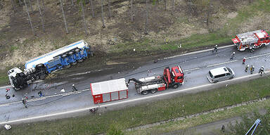 PKW crasht in Tanklaster - Fahrer tot