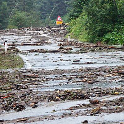 Die Feuerwehren sind im Dauereinsatz, um die Häuser von den Schlammmassen zu befreien