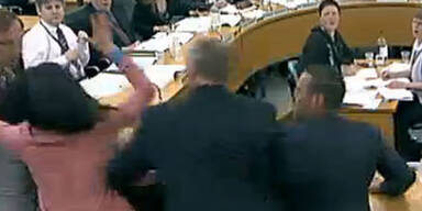 Schaum-Attacke auf Medien-Zar Murdoch