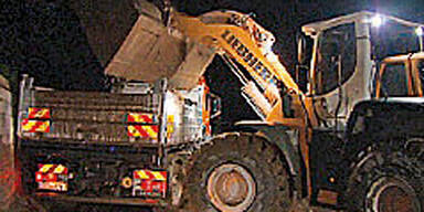 Tirol: Blitz fegt Bursch von Hausdach