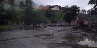 Riesen-Mure schneidet Dorf ab