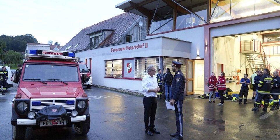 Mure erfasst Mutter mit Kindern beim Spazierengehen – Bub tot