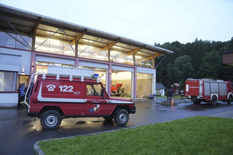 Mure erfasst Mutter mit Kindern beim Spazierengehen – Bub tot