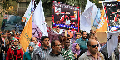 Mursi-Gegner stürmen Parteibüros 